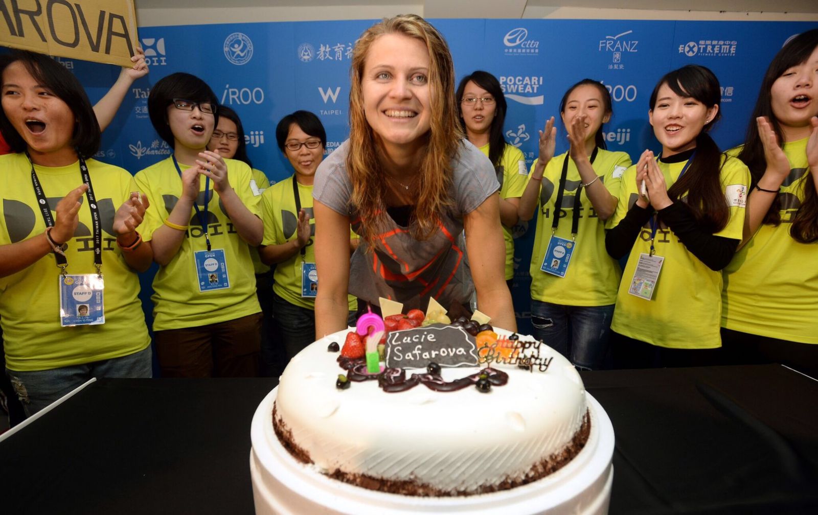 莎法洛娃在大會生日蛋糕下度過30歲生日。台灣公開賽大會提共