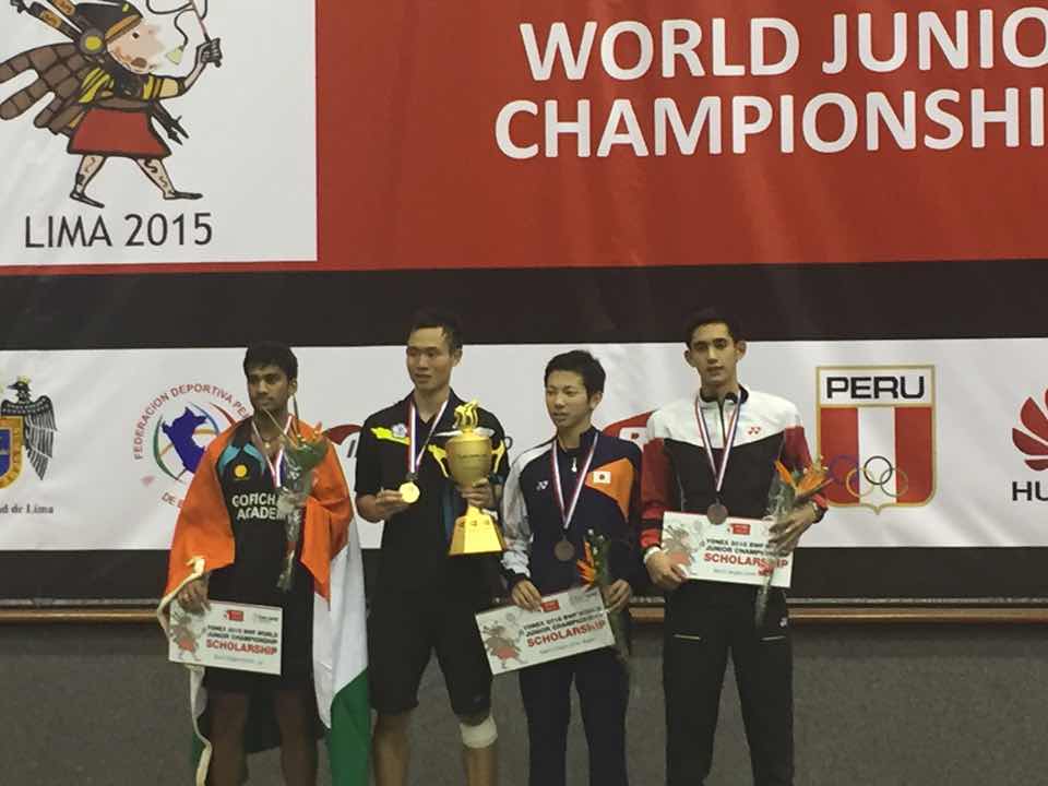 金牌呂家弘（左2）與銀牌印度（左1）、並列銅牌的日本、泰國選手頒獎合影（台灣羽隊提供）