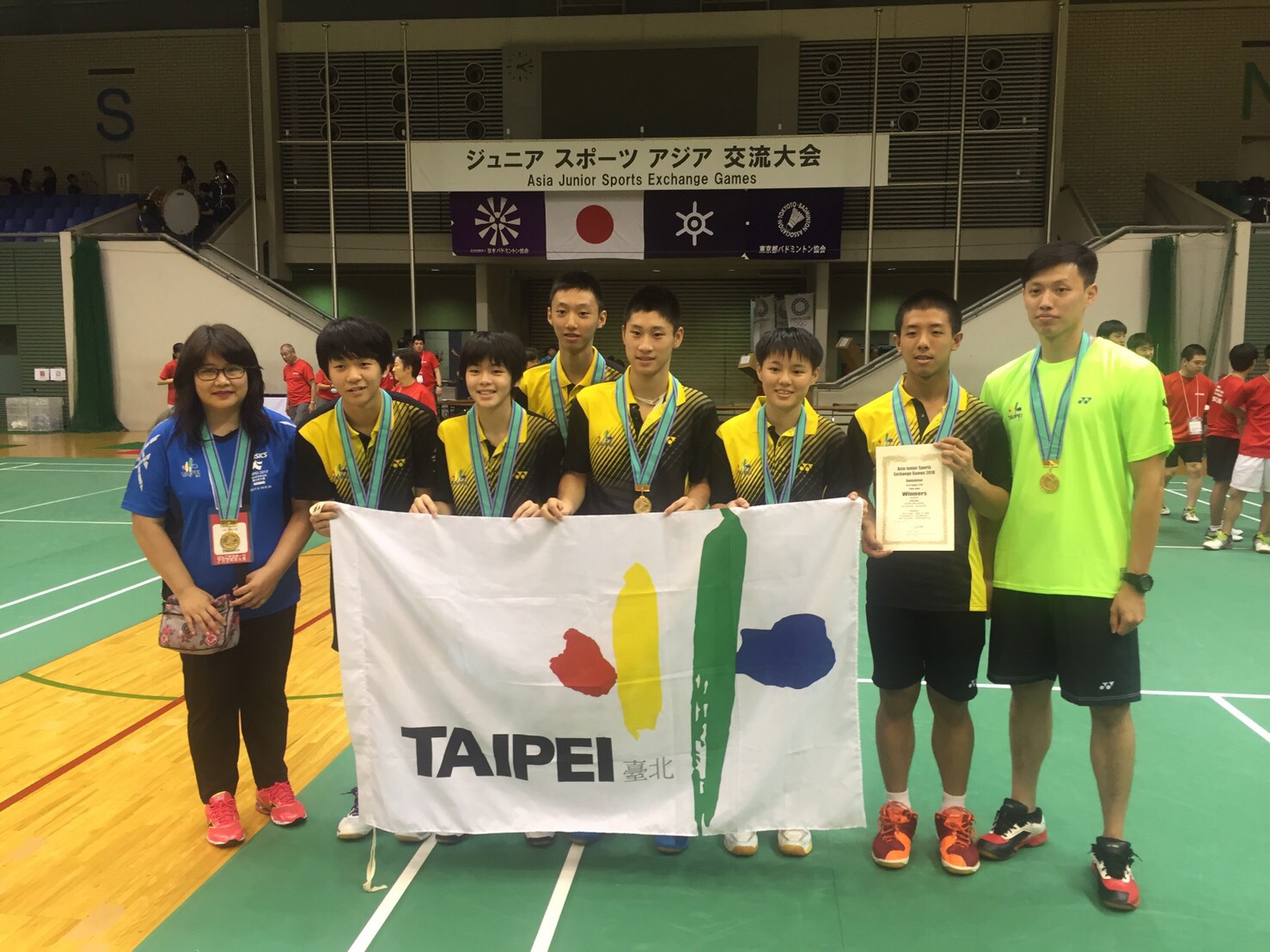 以北市大同組軍的台灣青少年羽隊勇奪「 2016亞洲城市青少年羽球對抗賽」冠軍／北市大同羽隊提供