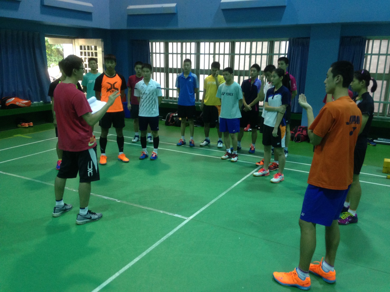 世青教練楊鈞翔（左1）安排課表給世青國手們訓練／中華羽協提供