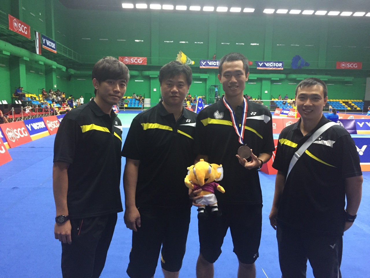 摘銅的台灣男單呂家弘（右2）與教練團馮勝杰、蕭博仁、簡佑修（由左至右）合影／教練團提供