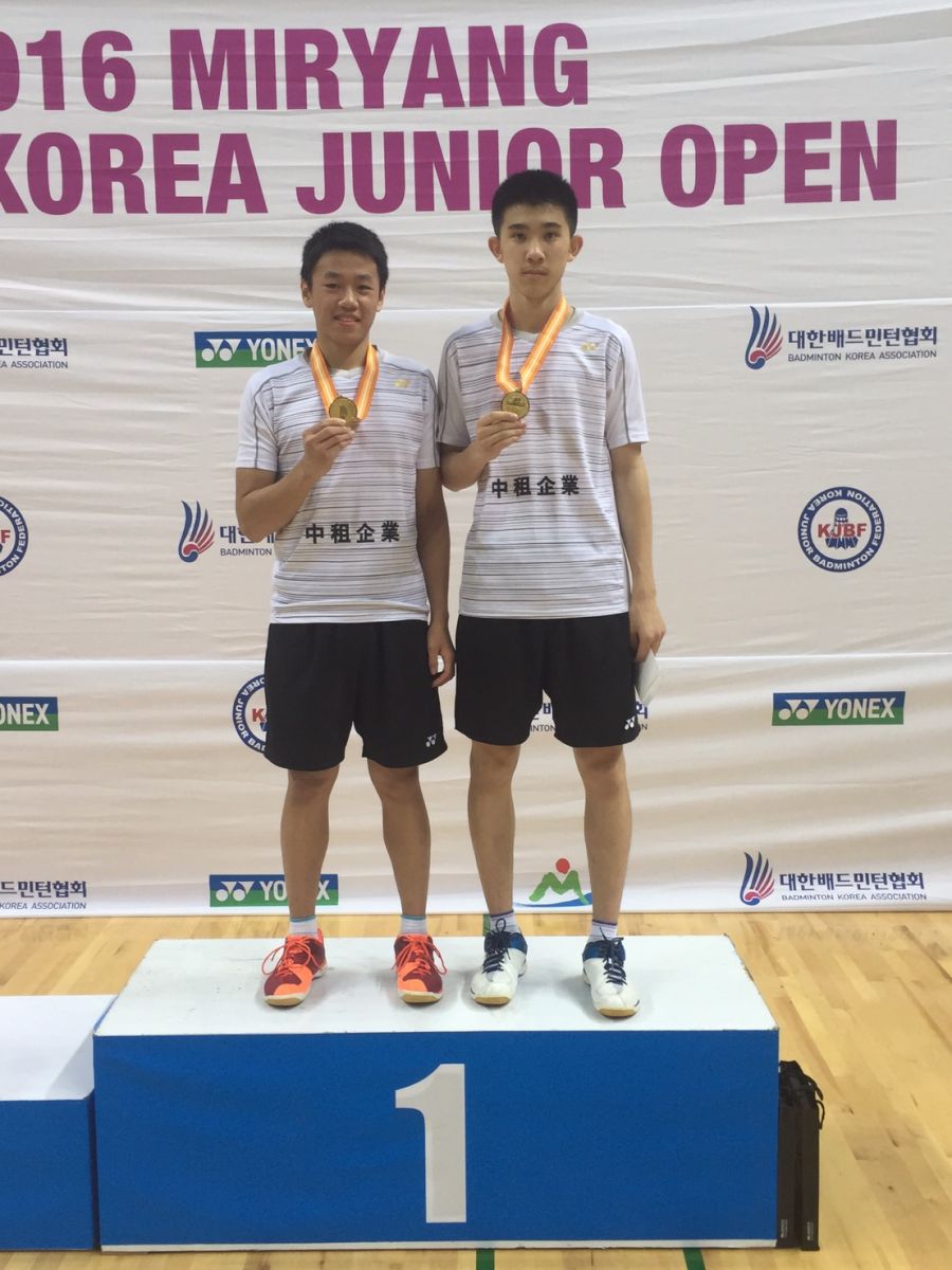 贏得韓國青少年羽賽U19男雙冠軍的蘇力瑋（左）葉宏蔚／北市大同提供