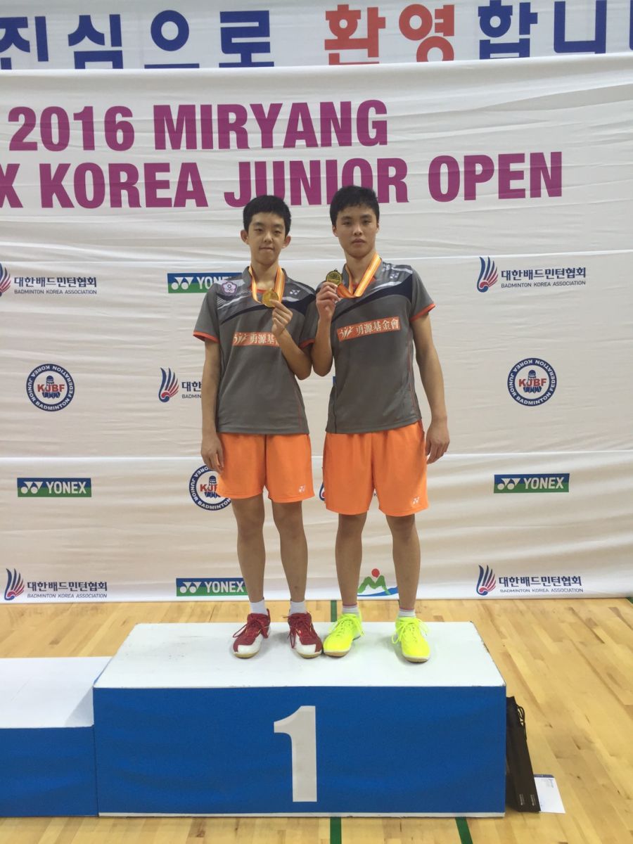 勇奪韓國青少年羽賽U17男雙冠軍的魏俊緯（左）吳冠勳／北市大同提供
