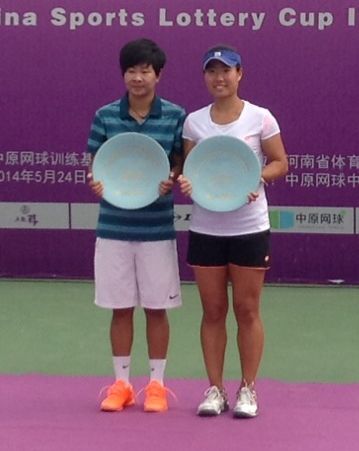 詹謹瑋(右)獲得鄭州女網賽雙打冠軍。（詹謹瑋提供）