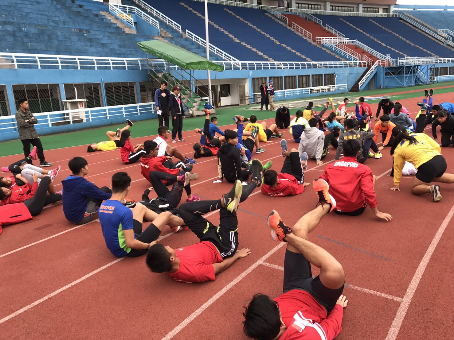 新加坡體校和桃園高中一同參加跨欄訓練營。圖/中華民國田徑協會提供