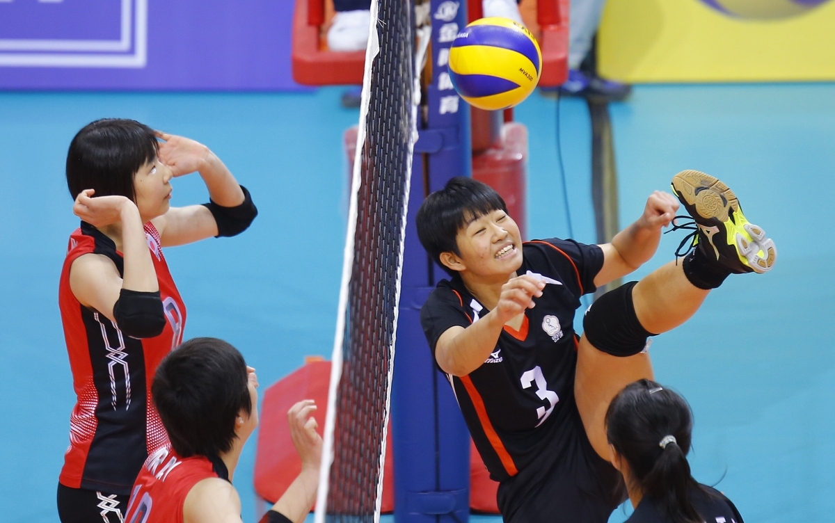 亞青少女排賽中華對日本之戰，中華隊劉煜淳試圖用腳救球。圖／亞排聯