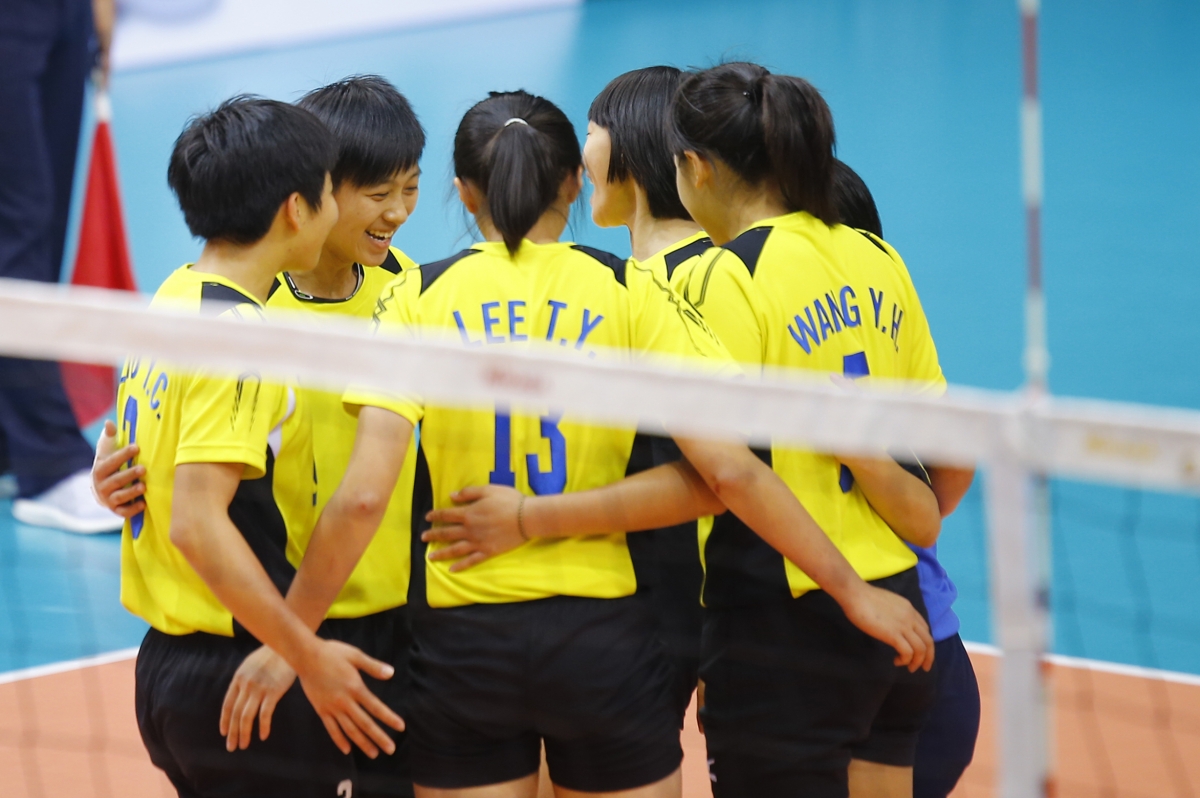 中華青少女排隊比賽中互相加油打氣。圖／亞排聯。