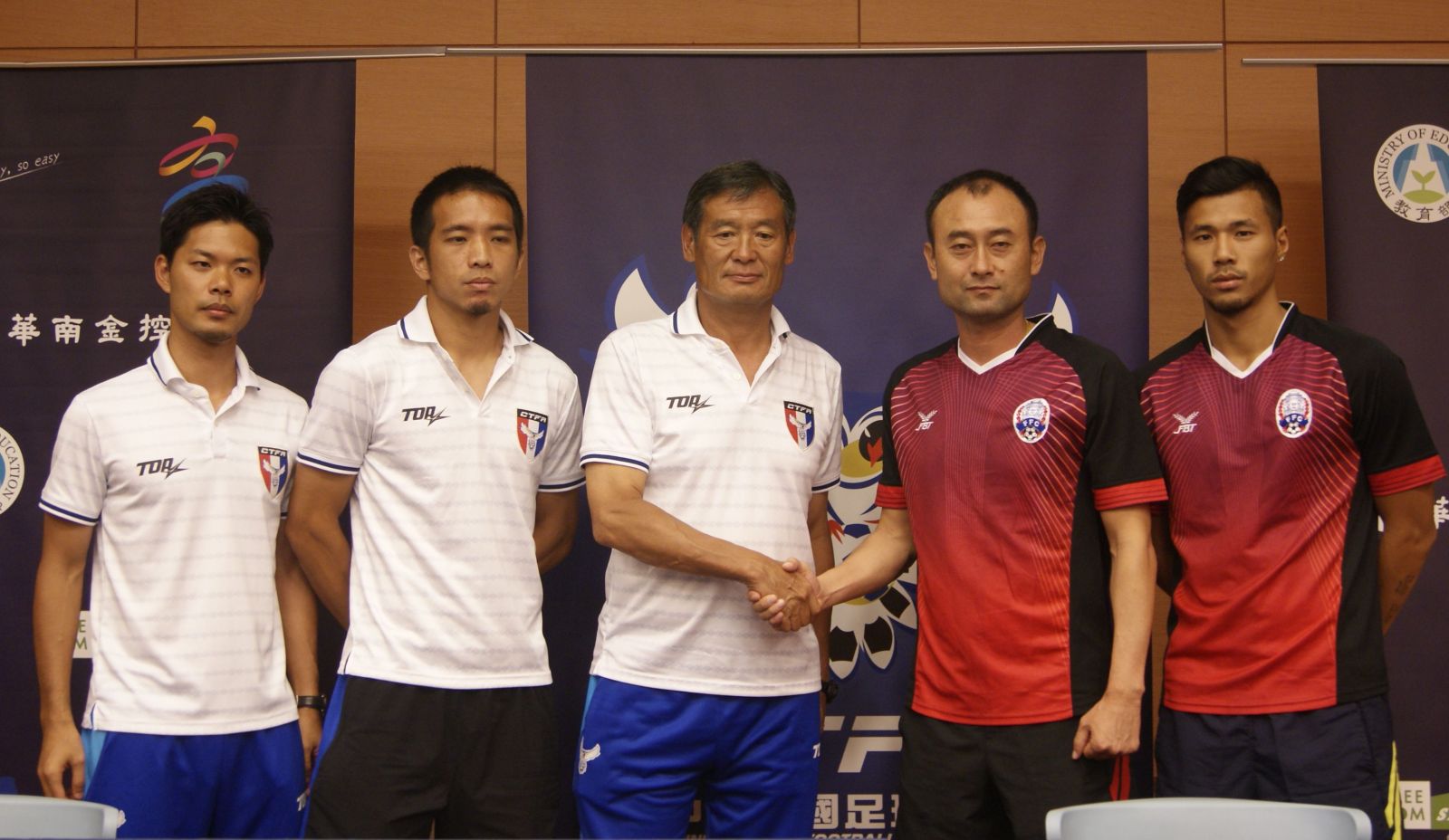 柬埔寨以歸化球員成塔賓(右1)擔任隊長。中華民國足球協會提供