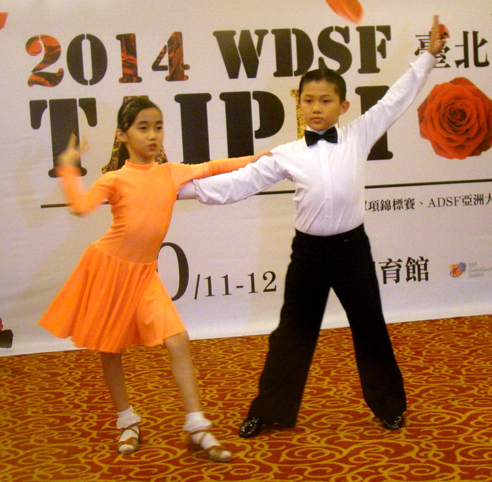 年僅9歲的台灣小舞者陳宗愷（右）陳妍安展現大將之風（大會提供）