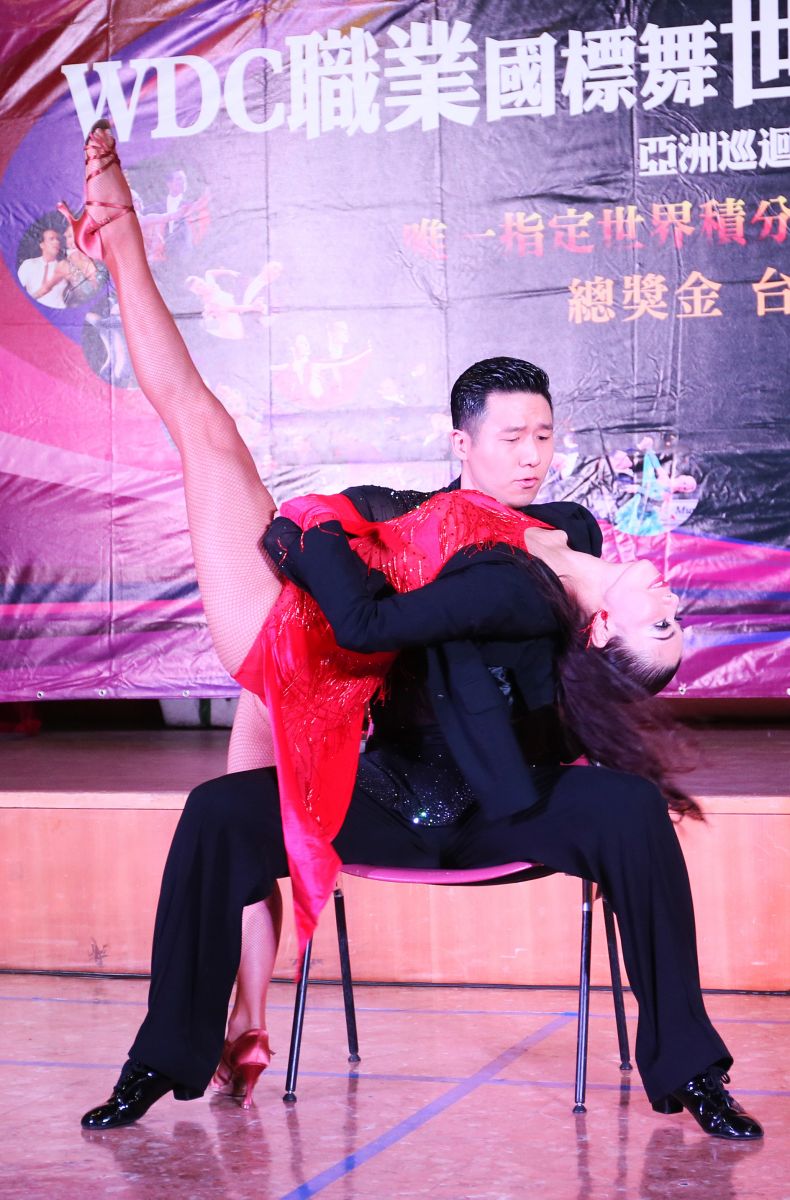 莊孟學(左)和游舒婷為國內國標舞比賽常勝軍。攝影/李天助