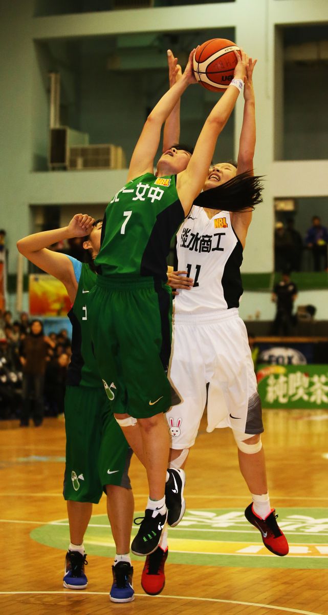 淡商吳侑萱(右)22分、15籃板。攝影/李天助