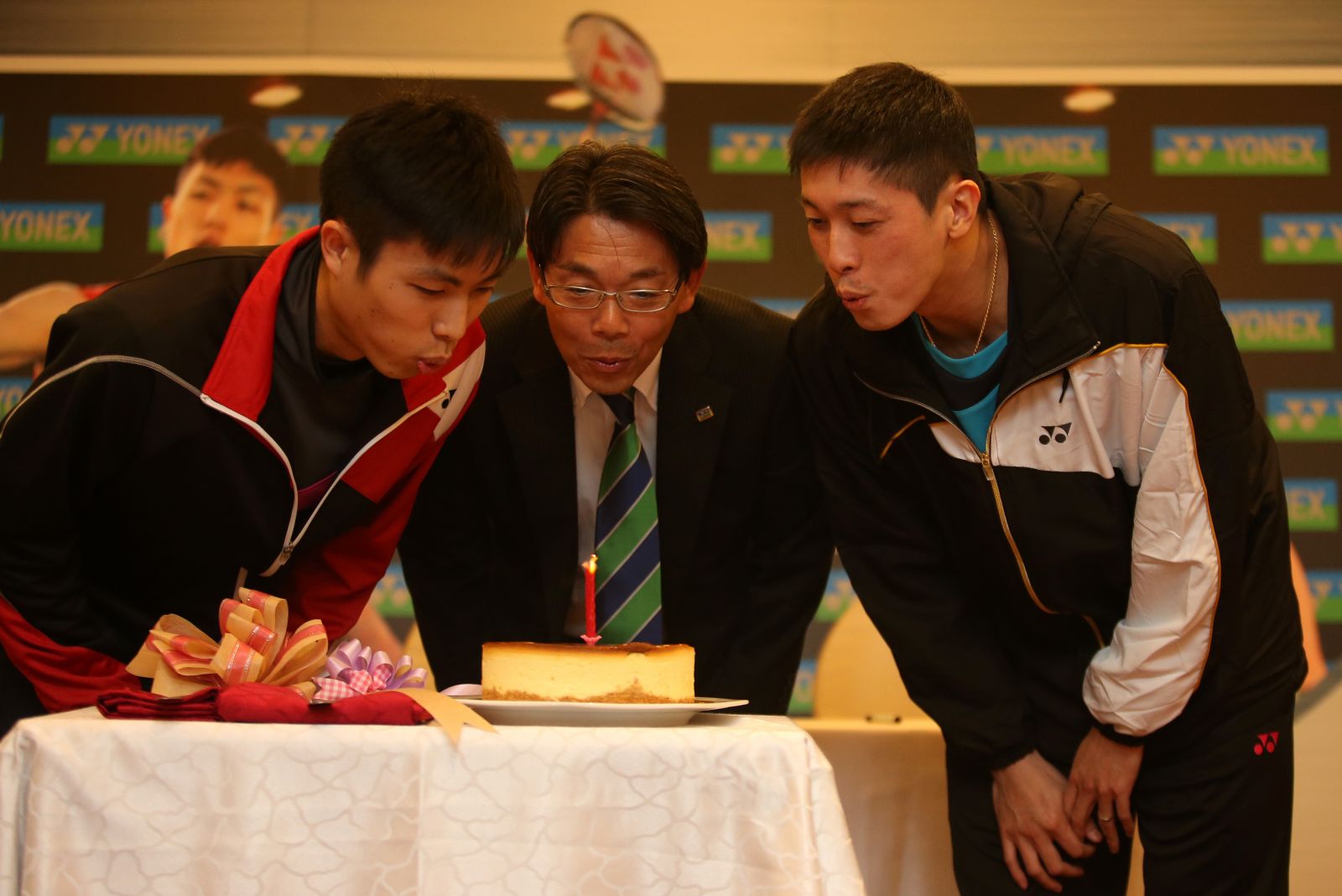 剛好生日的周天成、台灣YONEX副總井手伸和、喜獲第2個女兒的蔡佳欣（由左至右）一起吹熄慶祝蛋糕蠟燭（李天助／攝）