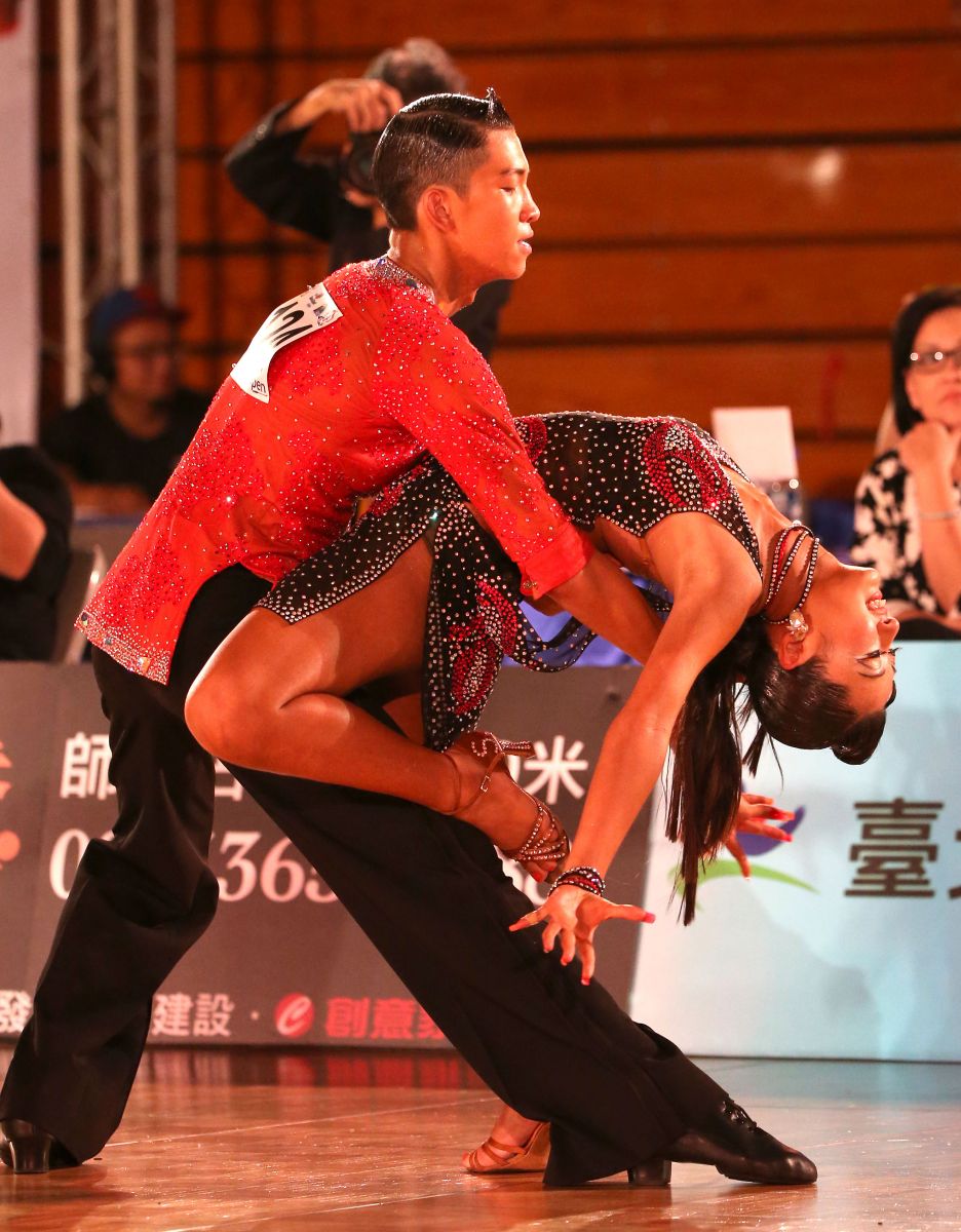 台灣小將林詠鉦（左）林沛臻生涯首度跳進W.D.S.F.成人組拉丁舞決賽（大會提供）