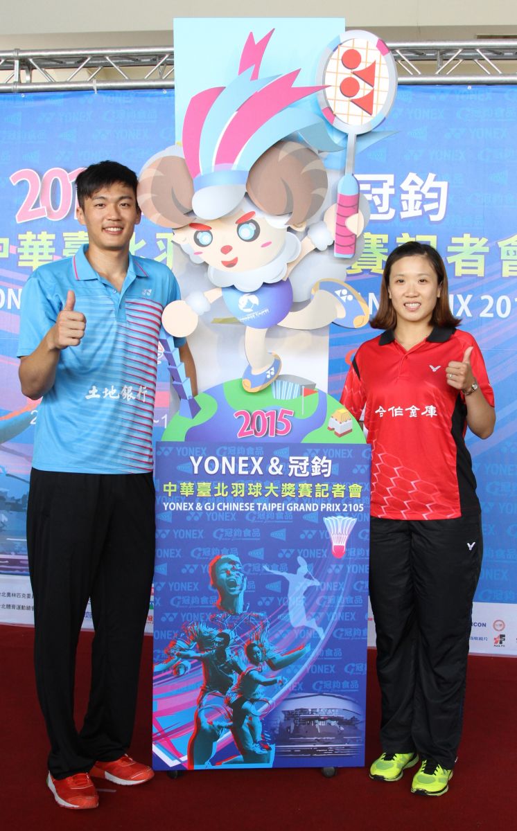 新北市羽球選手呂佳彬（左）王沛蓉與大會吉祥物合影（大會提供）