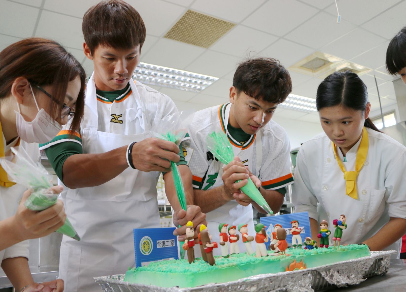 羅國龍及郭阜林與育德工家學生一起製作蛋糕。(統一獅提供)