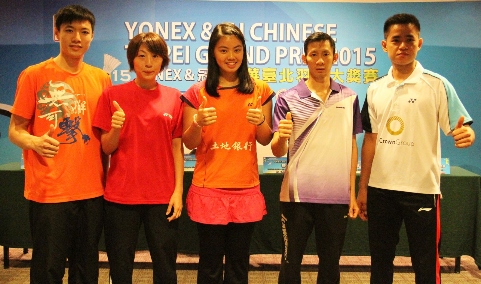 參加賽前記者會的5位球星台灣王子維、日本伊東可奈、台灣李佳馨、越南阮進明、印尼西蒙（由左至右）合影喊讚（大會提供）