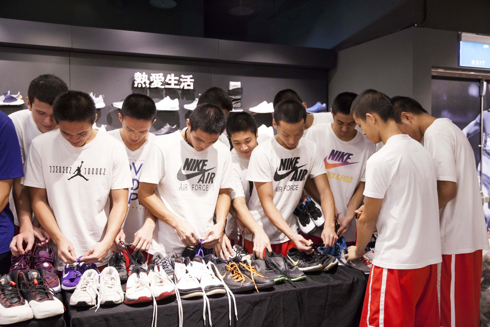 強恕高中籃球隊整理球鞋。圖/展逸國際行銷提供