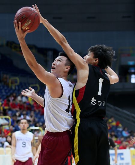 菲律賓大學華人球員劉培煇(左)攻得全場最高的21分。（圖：佛光山提供）