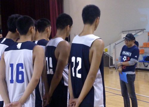 U18中華男籃新任領隊徐一鳴（中）勉勵球員。