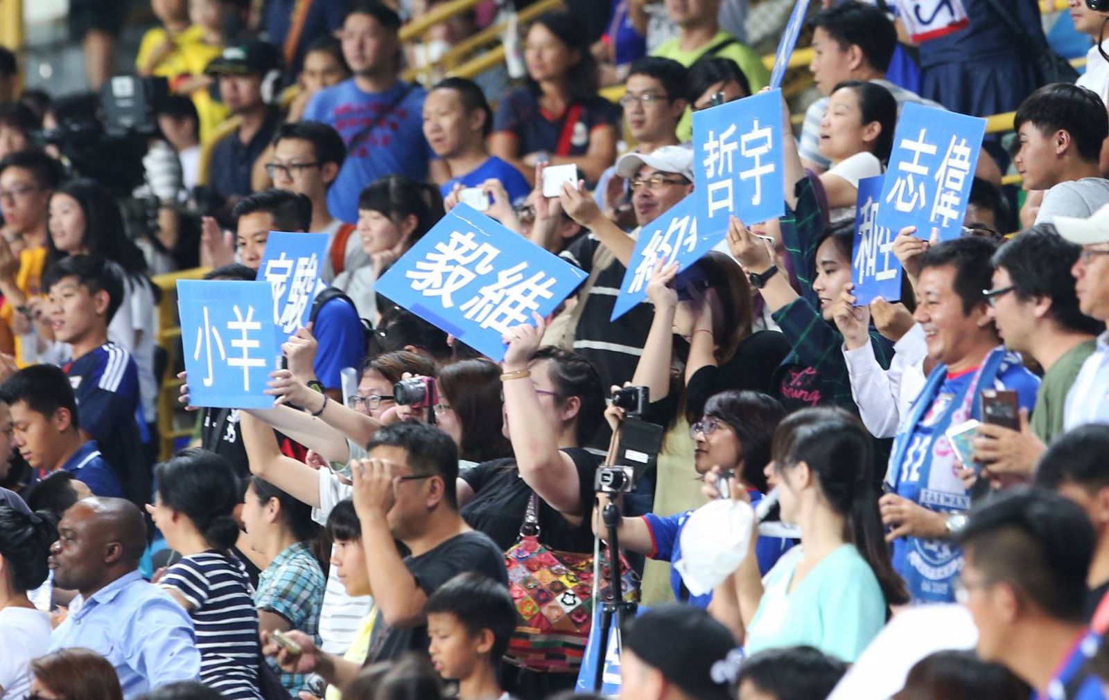 近兩千名球迷熱情支持中華男足球員。李天助攝
