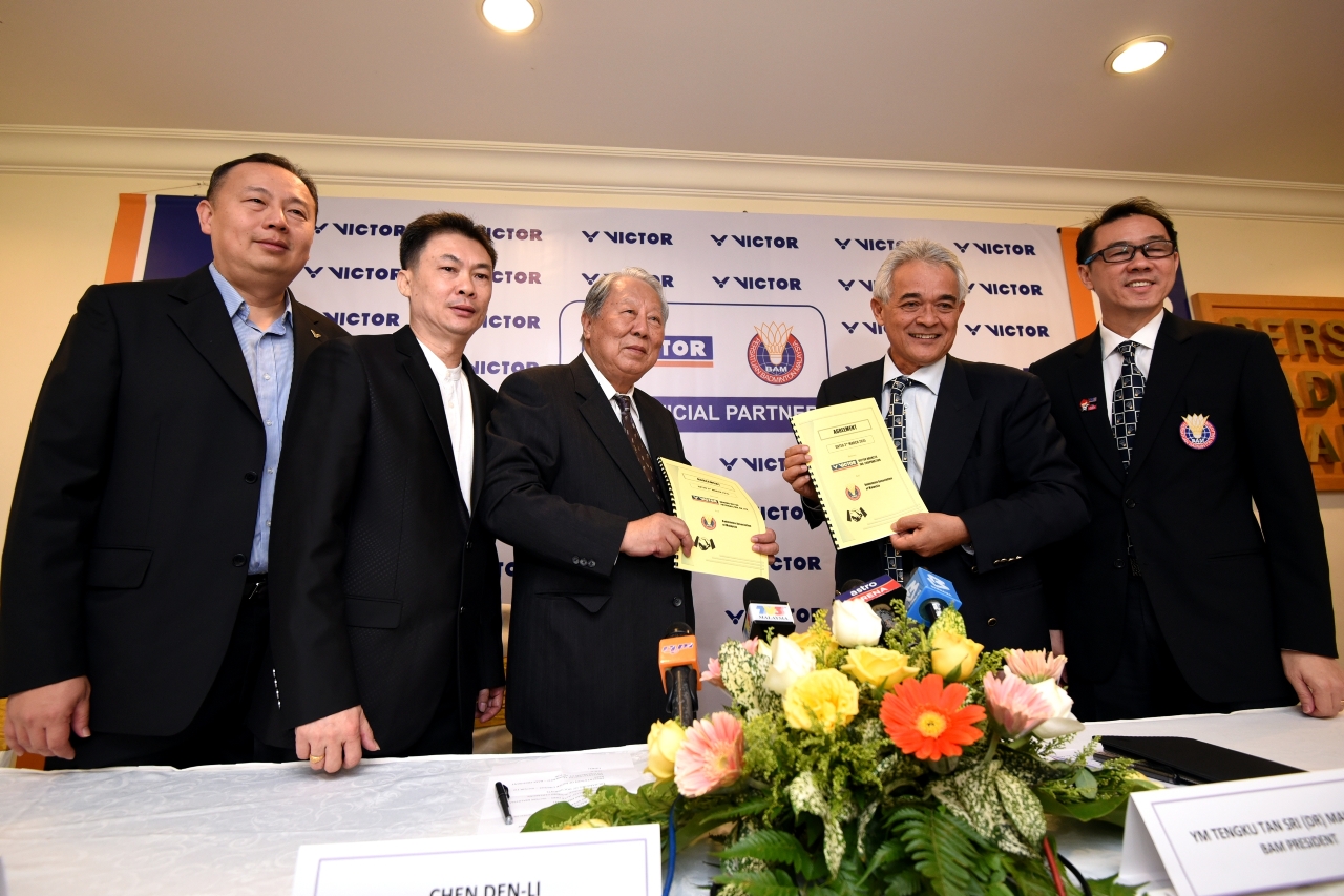 VICTOR董事長陳登立（左3）與大馬羽總會長阿里夫（右2）展示雙方簽約文件（勝利公司提供）