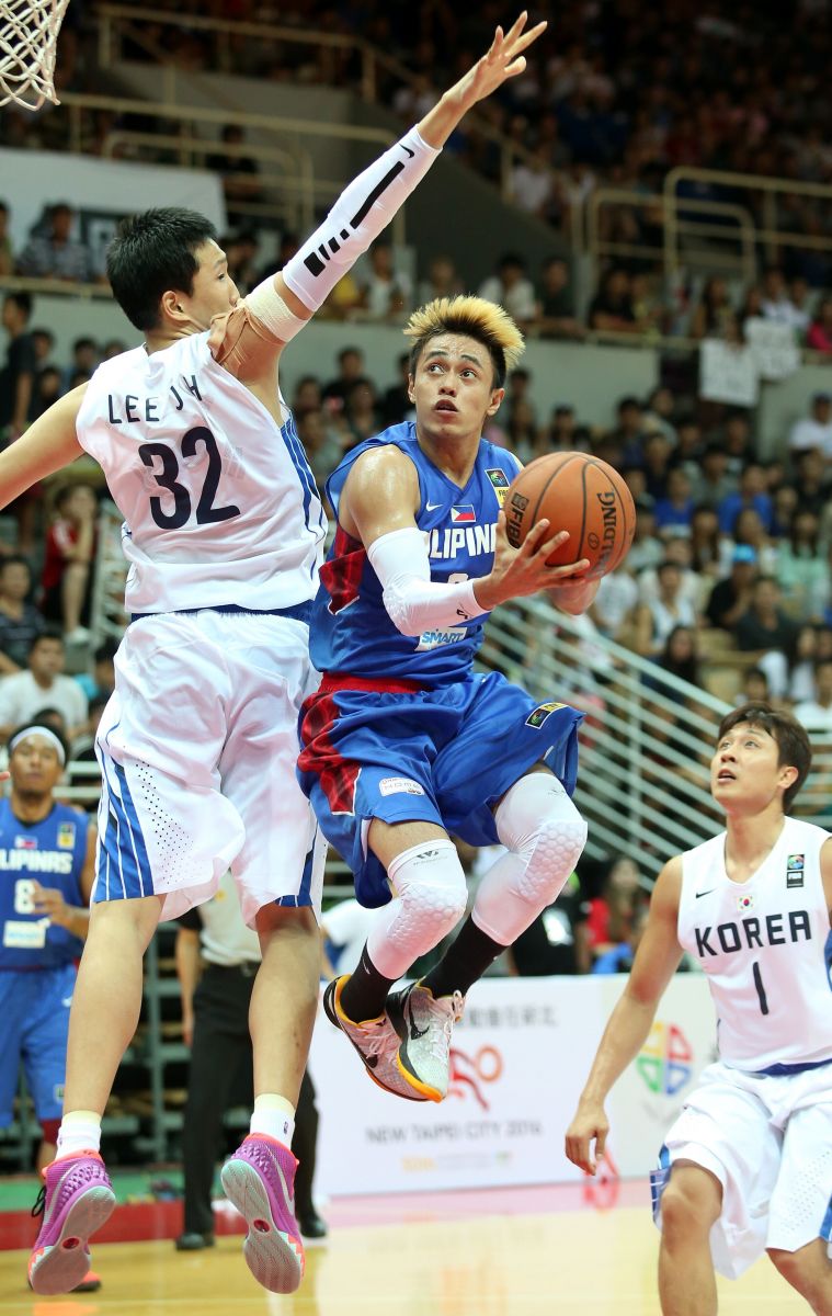 菲律賓的羅密歐上籃，韓國球員試圖封阻。（中華籃協提供）